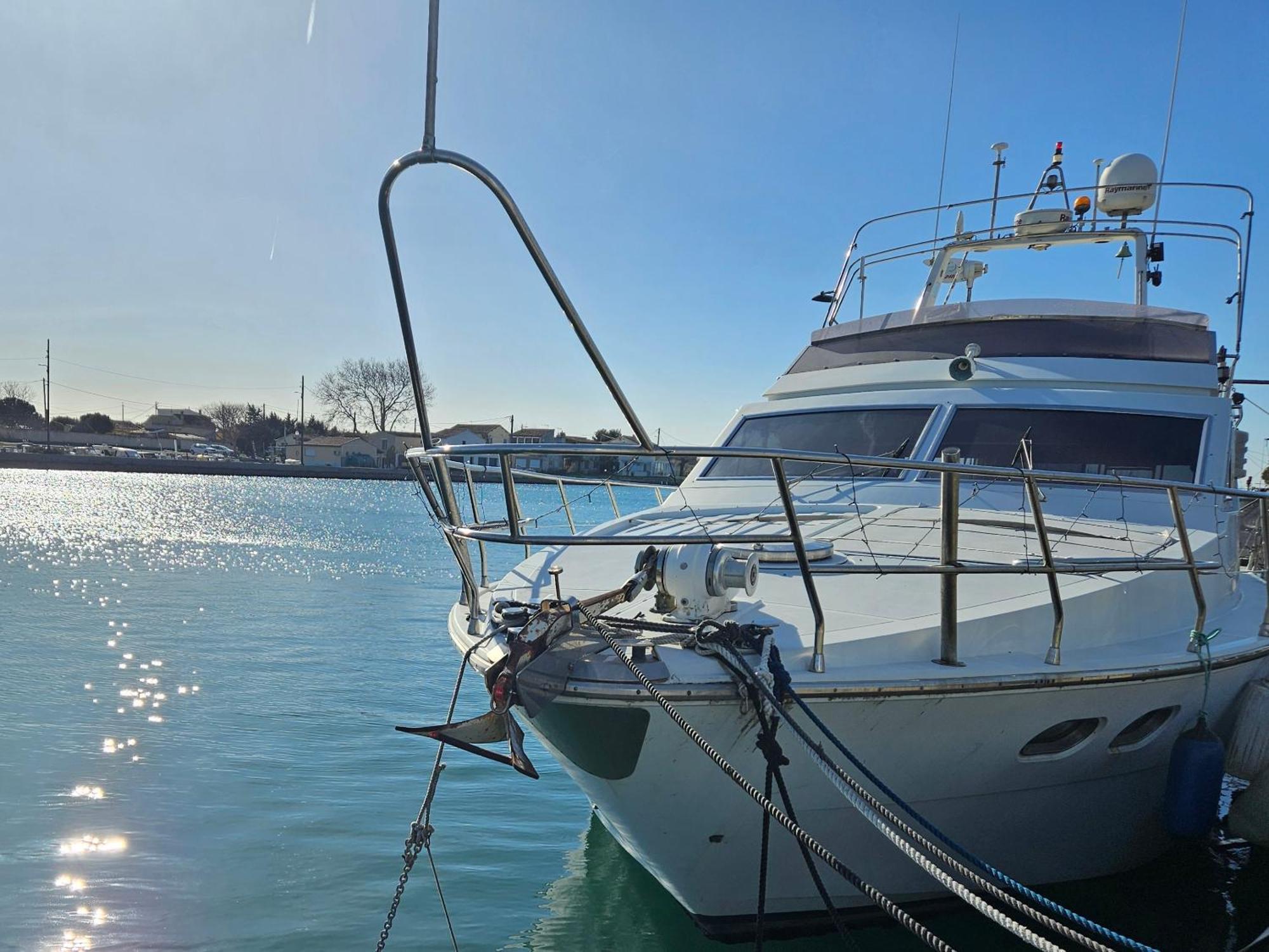 Nuit Insolite Bateau A Quai - Port Saint Louis Du Rhone Dış mekan fotoğraf