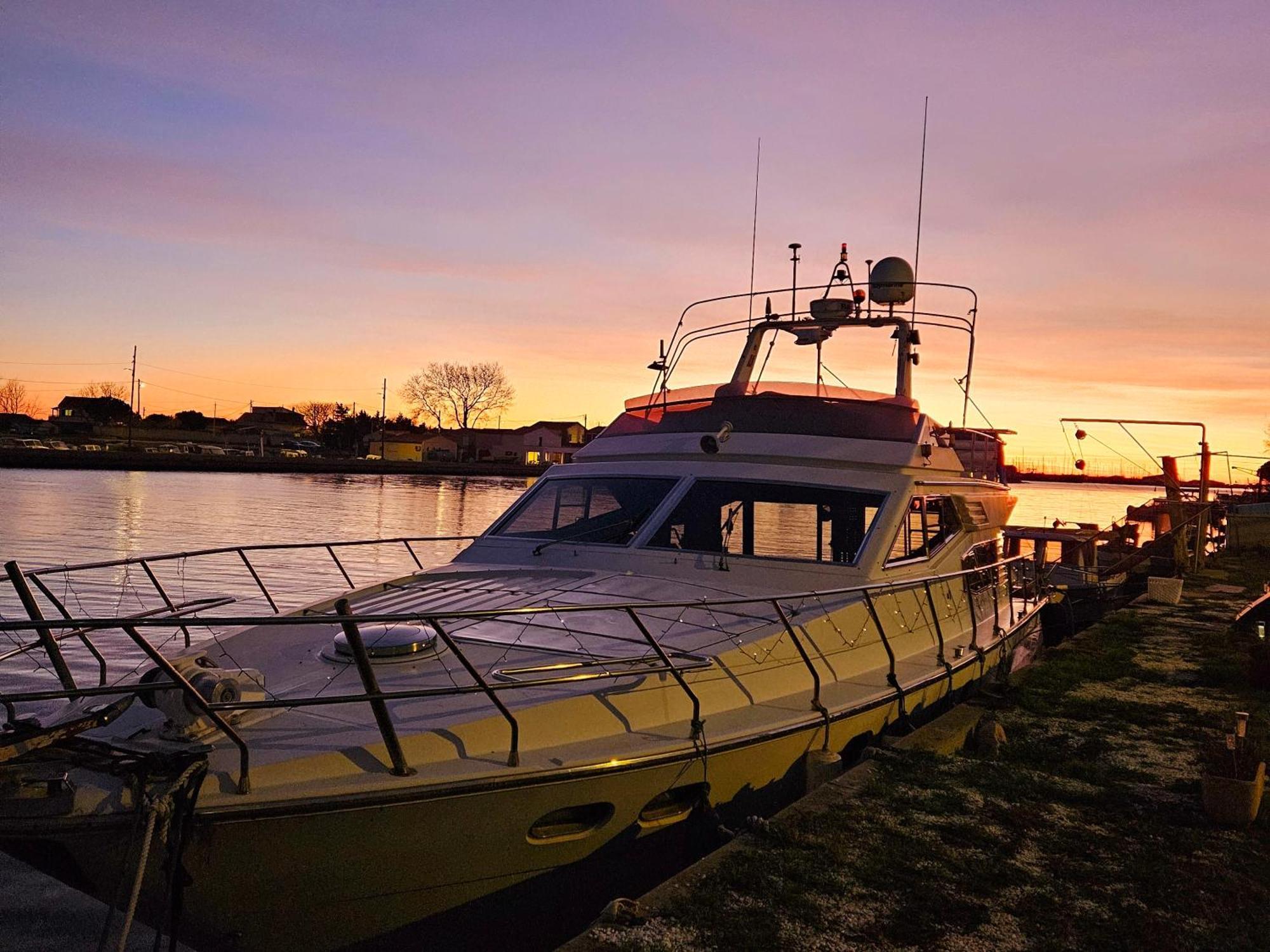Nuit Insolite Bateau A Quai - Port Saint Louis Du Rhone Dış mekan fotoğraf