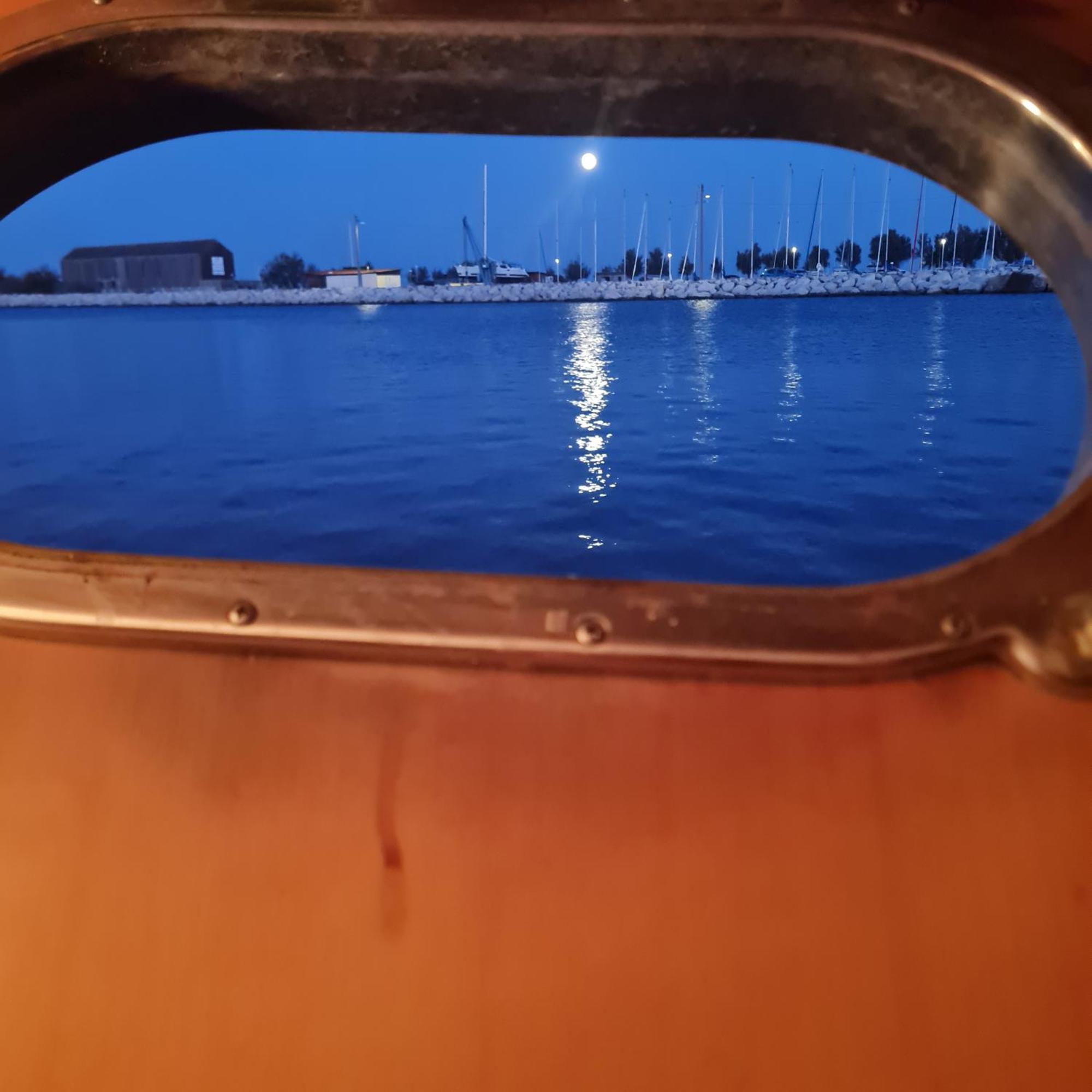 Nuit Insolite Bateau A Quai - Port Saint Louis Du Rhone Dış mekan fotoğraf