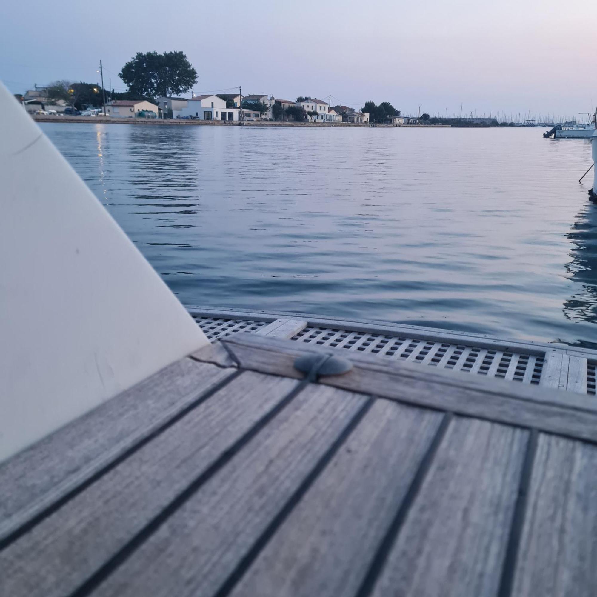 Nuit Insolite Bateau A Quai - Port Saint Louis Du Rhone Dış mekan fotoğraf